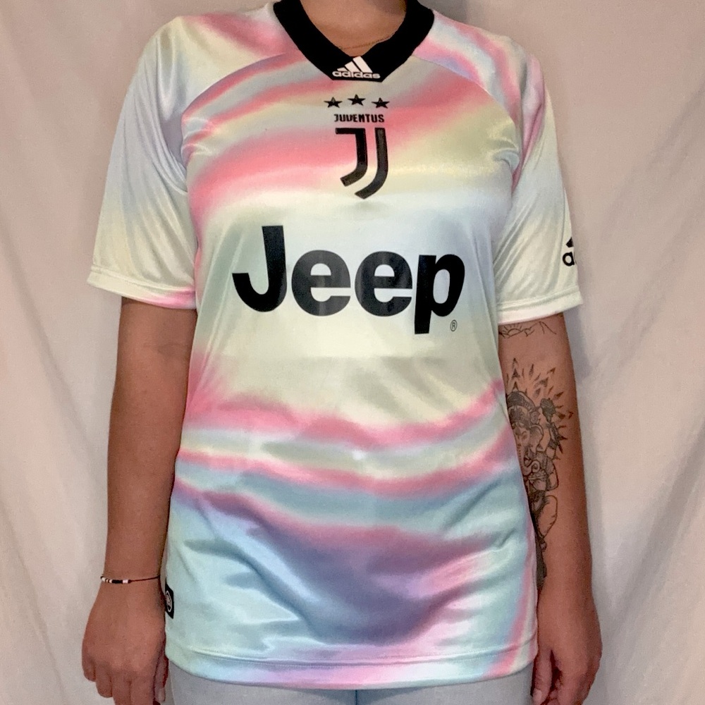 Extremely rare Adidas Juventus EA
Sports Soccer Football Jersey Limited
Edition